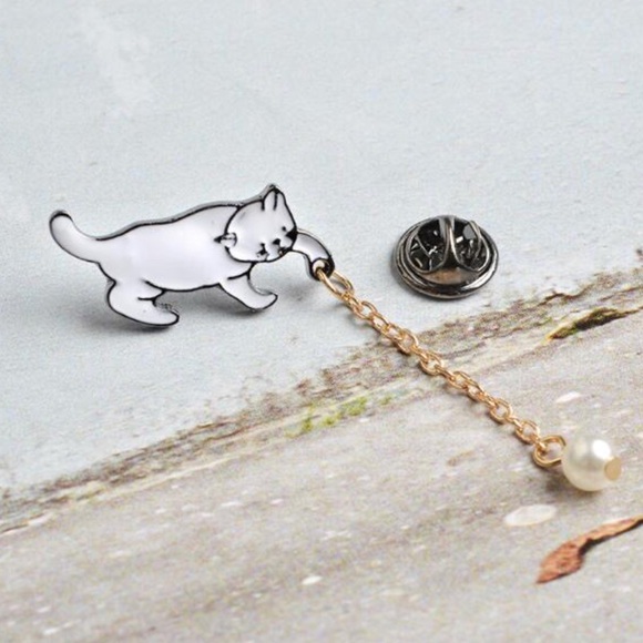 NEW Cat Ball Of Yarn Chain Enamel Pin Brooch - Picture 2 of 3